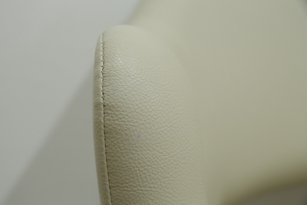 新古　未使用　Knoll(ノル)　本革(レザー)　生地KT Collection　脚エボニーウッド　Saarinen Collection Conference Arm Chair(サーリネン コレクション カンファレンス アームチェア)　シンプルで使い勝手の良いアームチェア2脚セット　定価約48万円　(R-081902)
