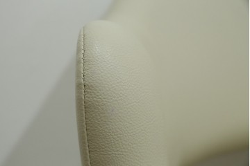 新古　未使用　Knoll(ノル)　本革(レザー)　生地KT Collection　脚エボニーウッド　Saarinen Collection Conference Arm Chair(サーリネン コレクション カンファレンス アームチェア)　シンプルで使い勝手の良いアームチェア2脚セット　定価約48万円　(R-081902)