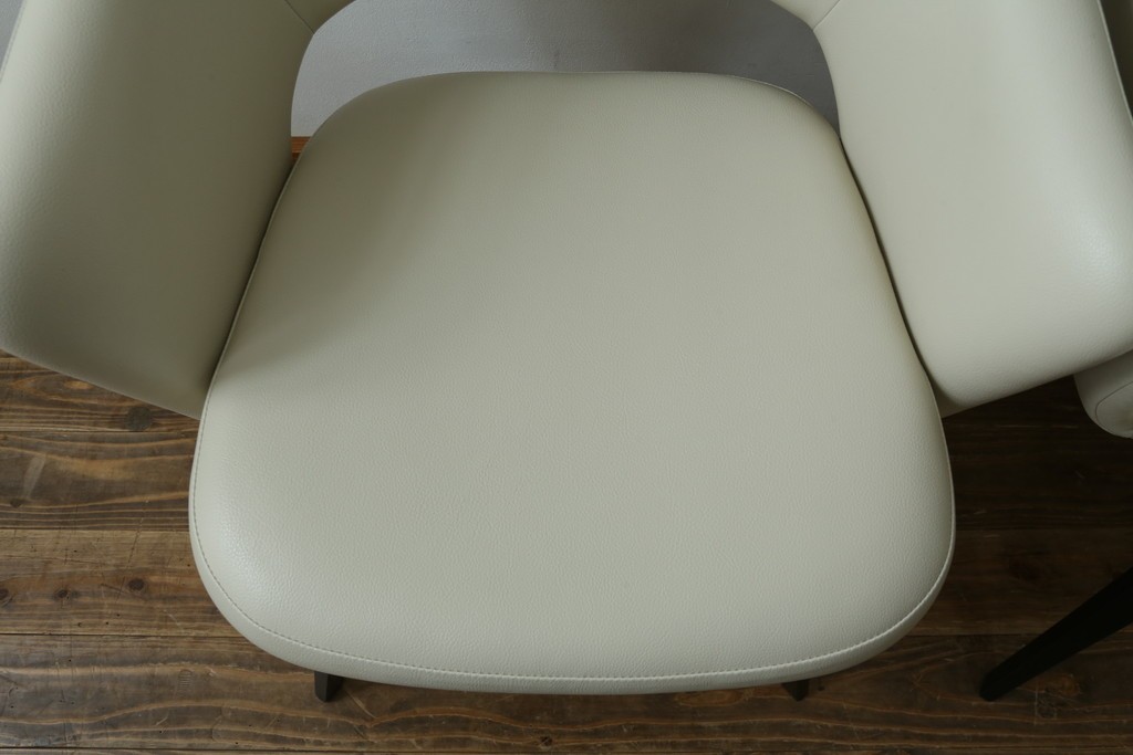 新古　未使用　Knoll(ノル)　本革(レザー)　生地KT Collection　脚エボニーウッド　Saarinen Collection Conference Arm Chair(サーリネン コレクション カンファレンス アームチェア)　シンプルで使い勝手の良いアームチェア2脚セット　定価約48万円　(R-081902)