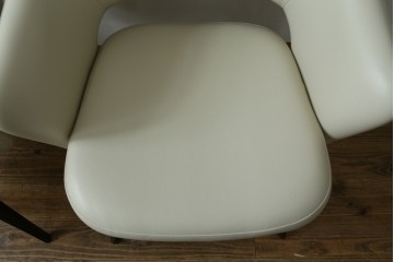 新古　未使用　Knoll(ノル)　本革(レザー)　生地KT Collection　脚エボニーウッド　Saarinen Collection Conference Arm Chair(サーリネン コレクション カンファレンス アームチェア)　シンプルで使い勝手の良いアームチェア2脚セット　定価約48万円　(R-081902)