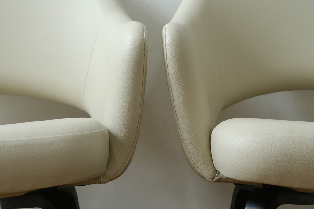 新古　未使用　Knoll(ノル)　本革(レザー)　生地KT Collection　脚エボニーウッド　Saarinen Collection Conference Arm Chair(サーリネン コレクション カンファレンス アームチェア)　シンプルで使い勝手の良いアームチェア2脚セット　定価約48万円　(R-081902)