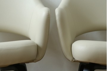新古　未使用　Knoll(ノル)　本革(レザー)　生地KT Collection　脚エボニーウッド　Saarinen Collection Conference Arm Chair(サーリネン コレクション カンファレンス アームチェア)　シンプルで使い勝手の良いアームチェア2脚セット　定価約48万円　(R-081902)