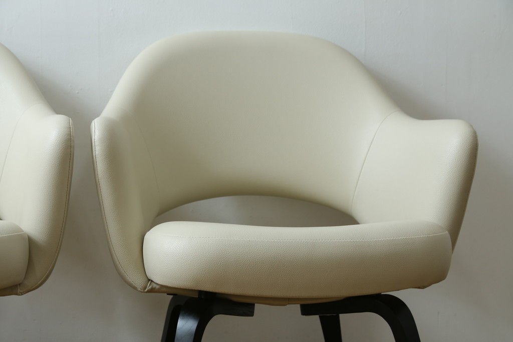新古　未使用　Knoll(ノル)　本革(レザー)　生地KT Collection　脚エボニーウッド　Saarinen Collection Conference Arm Chair(サーリネン コレクション カンファレンス アームチェア)　シンプルで使い勝手の良いアームチェア2脚セット　定価約48万円　(R-081902)