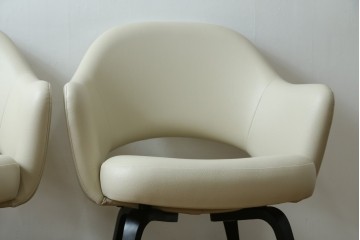 新古　未使用　Knoll(ノル)　本革(レザー)　生地KT Collection　脚エボニーウッド　Saarinen Collection Conference Arm Chair(サーリネン コレクション カンファレンス アームチェア)　シンプルで使い勝手の良いアームチェア2脚セット　定価約48万円　(R-081902)