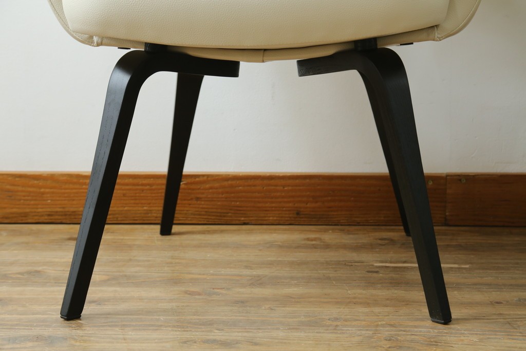 新古　未使用　Knoll(ノル)　本革(レザー)　生地KT Collection　脚エボニーウッド　Saarinen Collection Conference Arm Chair(サーリネン コレクション カンファレンス アームチェア)　シンプルで使い勝手の良いアームチェア2脚セット　定価約48万円　(R-081902)