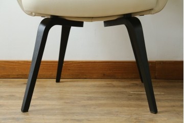 新古　未使用　Knoll(ノル)　本革(レザー)　生地KT Collection　脚エボニーウッド　Saarinen Collection Conference Arm Chair(サーリネン コレクション カンファレンス アームチェア)　シンプルで使い勝手の良いアームチェア2脚セット　定価約48万円　(R-081902)