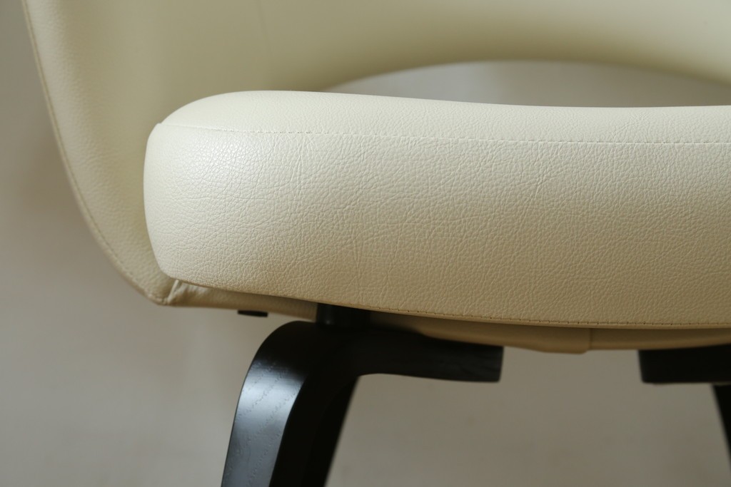 新古　未使用　Knoll(ノル)　本革(レザー)　生地KT Collection　脚エボニーウッド　Saarinen Collection Conference Arm Chair(サーリネン コレクション カンファレンス アームチェア)　シンプルで使い勝手の良いアームチェア2脚セット　定価約48万円　(R-081902)