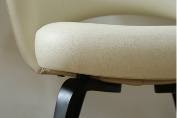 新古　未使用　Knoll(ノル)　本革(レザー)　生地KT Collection　脚エボニーウッド　Saarinen Collection Conference Arm Chair(サーリネン コレクション カンファレンス アームチェア)　シンプルで使い勝手の良いアームチェア2脚セット　定価約48万円　(R-081902)
