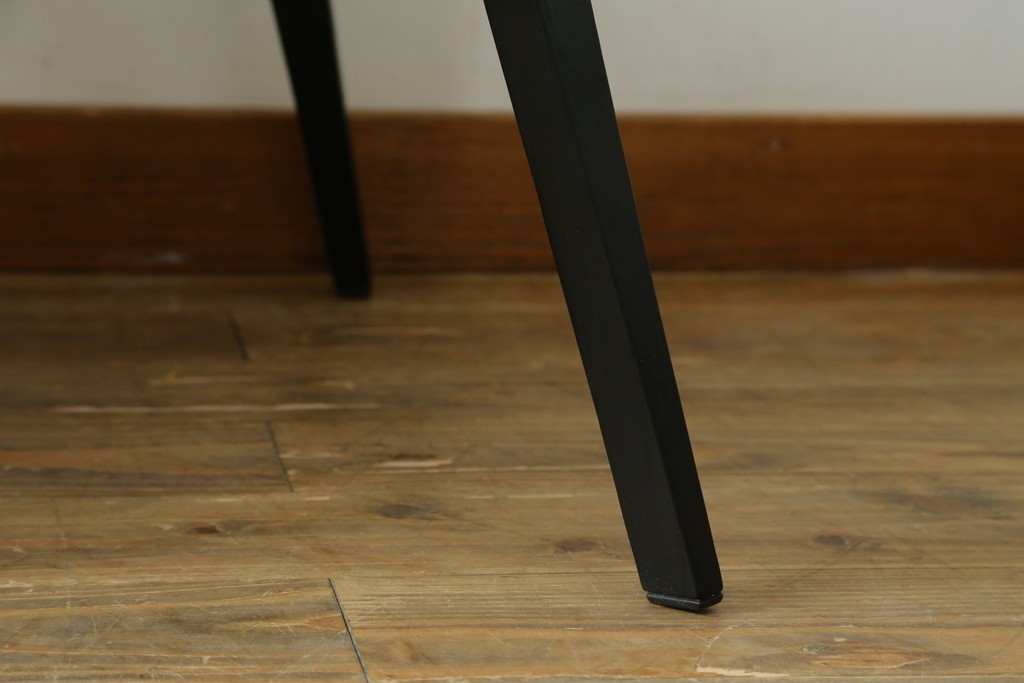 新古　未使用　Knoll(ノル)　本革(レザー)　生地KT Collection　脚エボニーウッド　Saarinen Collection Conference Arm Chair(サーリネン コレクション カンファレンス アームチェア)　シンプルで使い勝手の良いアームチェア2脚セット　定価約48万円　(R-081902)