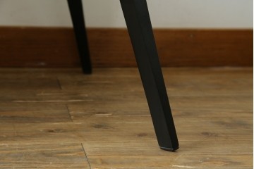 新古　未使用　Knoll(ノル)　本革(レザー)　生地KT Collection　脚エボニーウッド　Saarinen Collection Conference Arm Chair(サーリネン コレクション カンファレンス アームチェア)　シンプルで使い勝手の良いアームチェア2脚セット　定価約48万円　(R-081902)