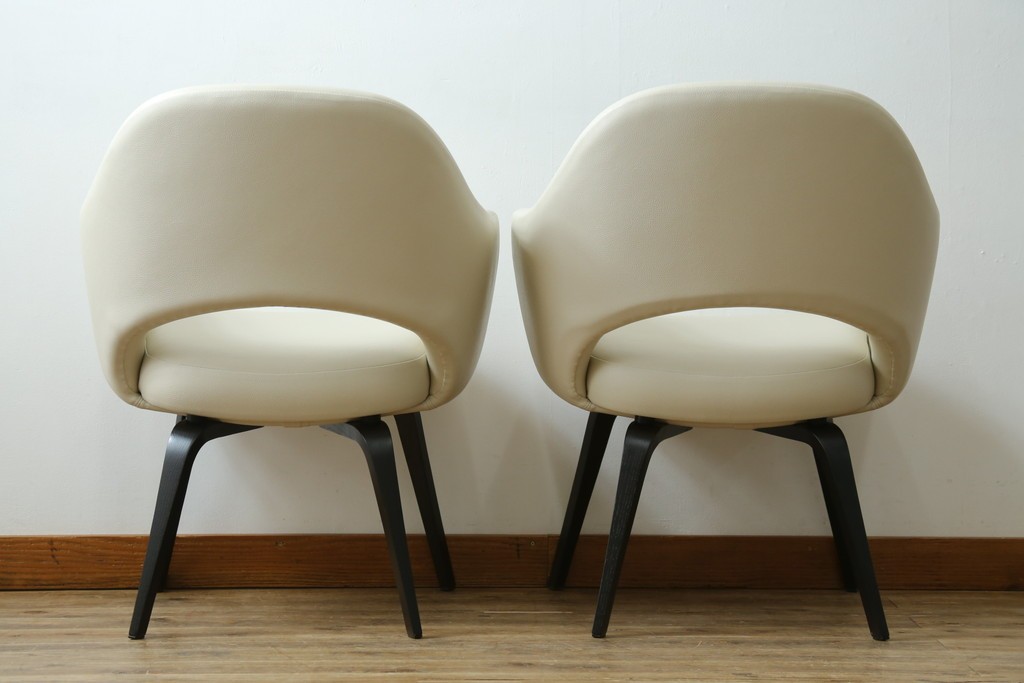 新古　未使用　Knoll(ノル)　本革(レザー)　生地KT Collection　脚エボニーウッド　Saarinen Collection Conference Arm Chair(サーリネン コレクション カンファレンス アームチェア)　シンプルで使い勝手の良いアームチェア2脚セット　定価約48万円　(R-081902)