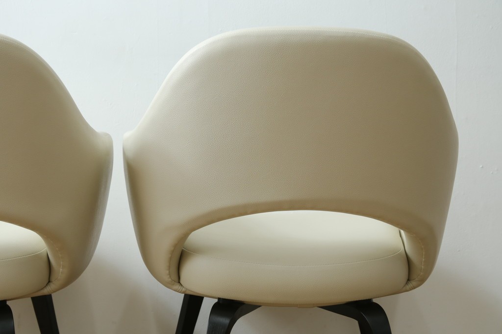 新古　未使用　Knoll(ノル)　本革(レザー)　生地KT Collection　脚エボニーウッド　Saarinen Collection Conference Arm Chair(サーリネン コレクション カンファレンス アームチェア)　シンプルで使い勝手の良いアームチェア2脚セット　定価約48万円　(R-081902)
