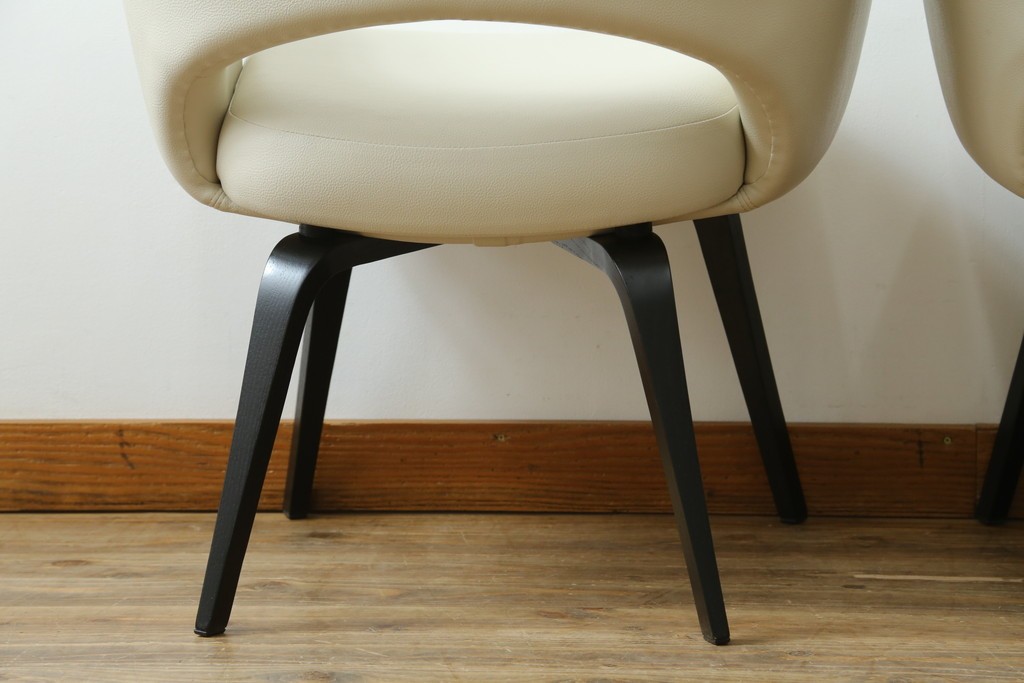 新古　未使用　Knoll(ノル)　本革(レザー)　生地KT Collection　脚エボニーウッド　Saarinen Collection Conference Arm Chair(サーリネン コレクション カンファレンス アームチェア)　シンプルで使い勝手の良いアームチェア2脚セット　定価約48万円　(R-081902)