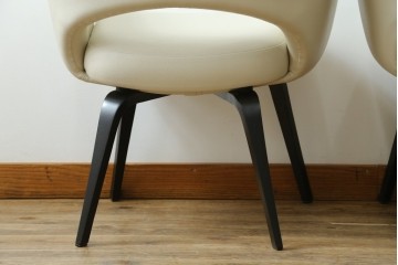 新古　未使用　Knoll(ノル)　本革(レザー)　生地KT Collection　脚エボニーウッド　Saarinen Collection Conference Arm Chair(サーリネン コレクション カンファレンス アームチェア)　シンプルで使い勝手の良いアームチェア2脚セット　定価約48万円　(R-081902)