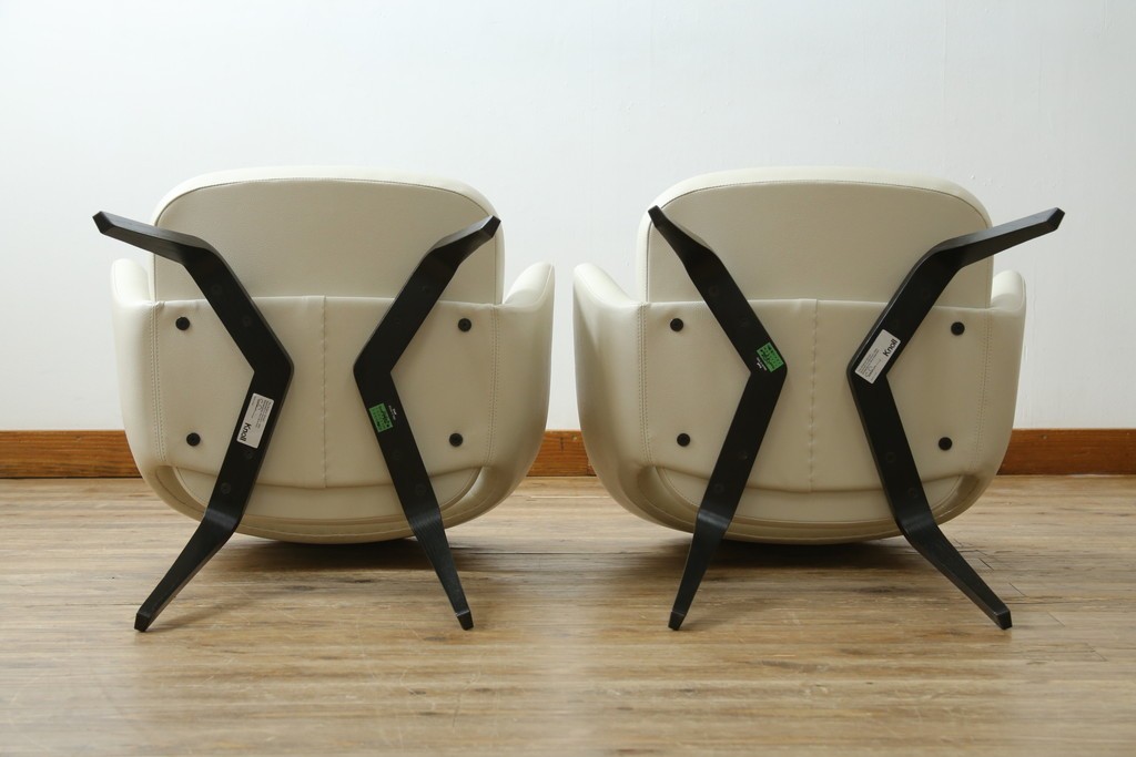 新古　未使用　Knoll(ノル)　本革(レザー)　生地KT Collection　脚エボニーウッド　Saarinen Collection Conference Arm Chair(サーリネン コレクション カンファレンス アームチェア)　シンプルで使い勝手の良いアームチェア2脚セット　定価約48万円　(R-081902)