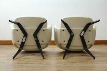 新古　未使用　Knoll(ノル)　本革(レザー)　生地KT Collection　脚エボニーウッド　Saarinen Collection Conference Arm Chair(サーリネン コレクション カンファレンス アームチェア)　シンプルで使い勝手の良いアームチェア2脚セット　定価約48万円　(R-081902)