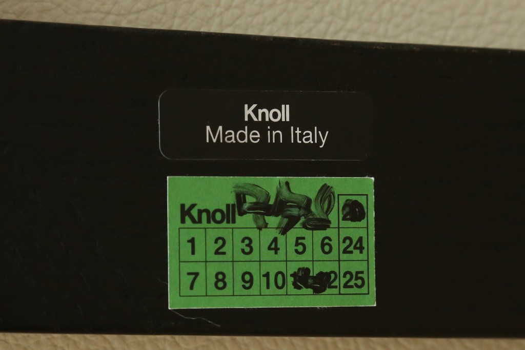 新古　未使用　Knoll(ノル)　本革(レザー)　生地KT Collection　脚エボニーウッド　Saarinen Collection Conference Arm Chair(サーリネン コレクション カンファレンス アームチェア)　シンプルで使い勝手の良いアームチェア2脚セット　定価約48万円　(R-081902)
