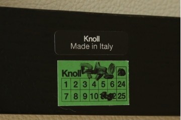 新古　未使用　Knoll(ノル)　本革(レザー)　生地KT Collection　脚エボニーウッド　Saarinen Collection Conference Arm Chair(サーリネン コレクション カンファレンス アームチェア)　シンプルで使い勝手の良いアームチェア2脚セット　定価約48万円　(R-081902)