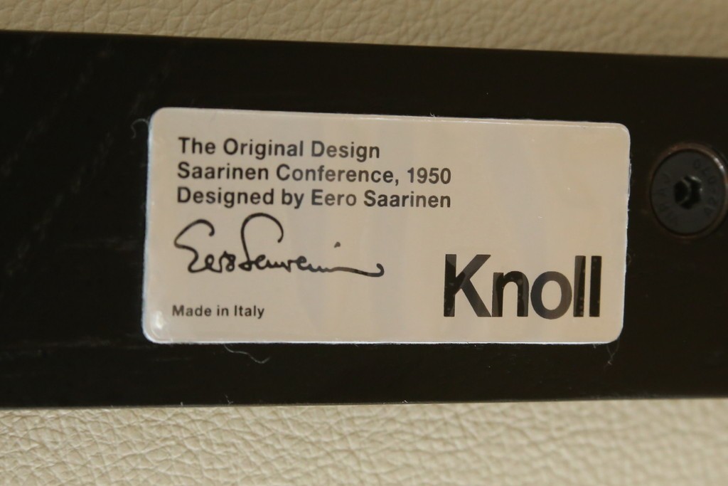 新古　未使用　Knoll(ノル)　本革(レザー)　生地KT Collection　脚エボニーウッド　Saarinen Collection Conference Arm Chair(サーリネン コレクション カンファレンス アームチェア)　シンプルで使い勝手の良いアームチェア2脚セット　定価約48万円　(R-081902)