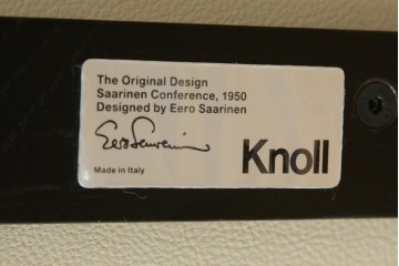 新古　未使用　Knoll(ノル)　本革(レザー)　生地KT Collection　脚エボニーウッド　Saarinen Collection Conference Arm Chair(サーリネン コレクション カンファレンス アームチェア)　シンプルで使い勝手の良いアームチェア2脚セット　定価約48万円　(R-081902)
