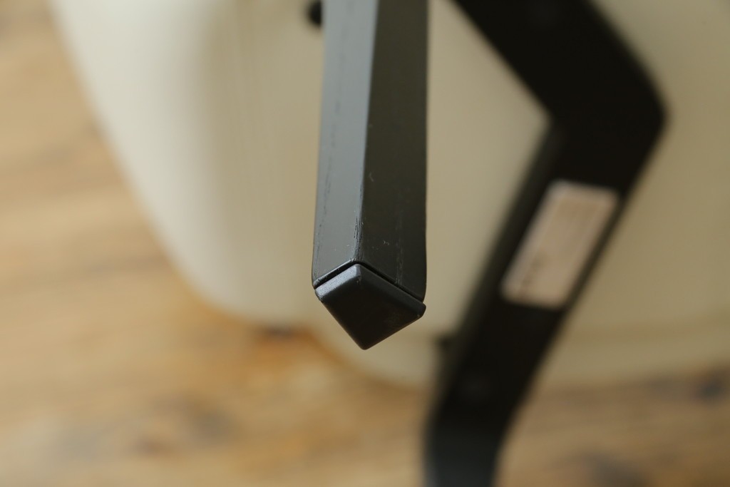 新古　未使用　Knoll(ノル)　本革(レザー)　生地KT Collection　脚エボニーウッド　Saarinen Collection Conference Arm Chair(サーリネン コレクション カンファレンス アームチェア)　シンプルで使い勝手の良いアームチェア2脚セット　定価約48万円　(R-081902)