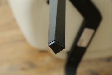 新古　未使用　Knoll(ノル)　本革(レザー)　生地KT Collection　脚エボニーウッド　Saarinen Collection Conference Arm Chair(サーリネン コレクション カンファレンス アームチェア)　シンプルで使い勝手の良いアームチェア2脚セット　定価約48万円　(R-081902)