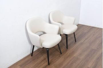 中古　新古品　ほぼ新品　Knoll(ノル)　本革(レザー)　生地KT Collection　脚エボニーウッド　Saarinen Collection Conference Arm Chair(サーリネン コレクション カンファレンス アームチェア)　シンプルで使い勝手の良いアームチェア2脚セット(椅子、イス、バラ売り可能)(定価約48万円)(R-081902)