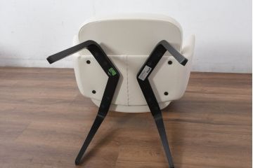 中古　新古品　ほぼ新品　Knoll(ノル)　本革(レザー)　生地KT Collection　脚エボニーウッド　Saarinen Collection Conference Arm Chair(サーリネン コレクション カンファレンス アームチェア)　シンプルで使い勝手の良いアームチェア2脚セット(椅子、イス、バラ売り可能)(定価約48万円)(R-081902)