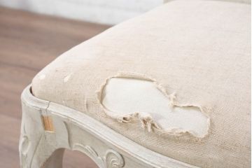 フランスアンティーク　ペイント仕上げ限定　美しい彫刻とシャビーな風合いが魅力的なダイニングチェア4脚セット(椅子、イス、バラ売り可能)(R-081903)