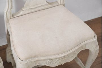 フランスアンティーク　ペイント仕上げ限定　美しい彫刻とシャビーな風合いが魅力的なダイニングチェア5脚セット(椅子、イス、バラ売り可能)(R-081904)