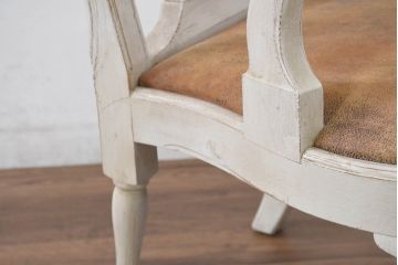フランスアンティーク　シャビーで上品な雰囲気が魅力的な彫刻入りのアームチェア2脚セット(ダイニングチェア、サロンチェア、椅子、イス、バラ売り可能)(R-081911)