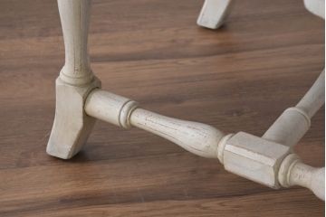 フランスアンティーク　シャビーで上品な雰囲気が魅力的な彫刻入りのアームチェア2脚セット(ダイニングチェア、サロンチェア、椅子、イス、バラ売り可能)(R-081911)
