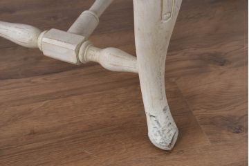 フランスアンティーク　シャビーで上品な雰囲気が魅力的な彫刻入りのアームチェア2脚セット(ダイニングチェア、サロンチェア、椅子、イス、バラ売り可能)(R-081911)
