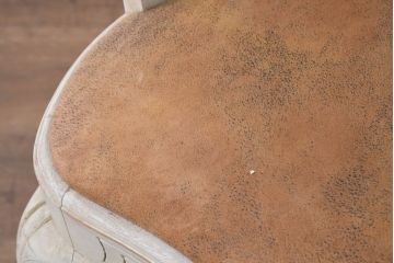 フランスアンティーク　シャビーで上品な雰囲気が魅力的な彫刻入りのアームチェア2脚セット(ダイニングチェア、サロンチェア、椅子、イス、バラ売り可能)(R-081911)