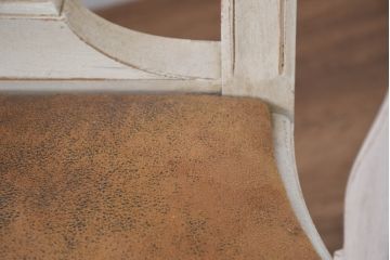 フランスアンティーク　シャビーで上品な雰囲気が魅力的な彫刻入りのアームチェア2脚セット(ダイニングチェア、サロンチェア、椅子、イス、バラ売り可能)(R-081911)