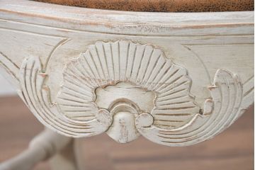 フランスアンティーク　シャビーで上品な雰囲気が魅力的な彫刻入りのアームチェア2脚セット(ダイニングチェア、サロンチェア、椅子、イス、バラ売り可能)(R-081911)