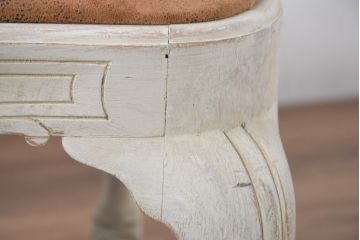 フランスアンティーク　シャビーで上品な雰囲気が魅力的な彫刻入りのアームチェア2脚セット(ダイニングチェア、サロンチェア、椅子、イス、バラ売り可能)(R-081911)