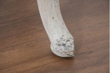 フランスアンティーク　シャビーで上品な雰囲気が魅力的な彫刻入りのアームチェア2脚セット(ダイニングチェア、サロンチェア、椅子、イス、バラ売り可能)(R-081911)
