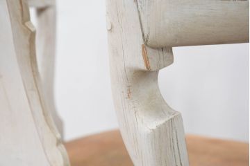 フランスアンティーク　シャビーで上品な雰囲気が魅力的な彫刻入りのアームチェア2脚セット(ダイニングチェア、サロンチェア、椅子、イス、バラ売り可能)(R-081911)