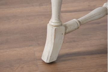 フランスアンティーク　シャビーで上品な雰囲気が魅力的な彫刻入りのアームチェア2脚セット(ダイニングチェア、サロンチェア、椅子、イス、バラ売り可能)(R-081911)