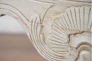 フランスアンティーク　シャビーで上品な雰囲気が魅力的な彫刻入りのアームチェア2脚セット(ダイニングチェア、サロンチェア、椅子、イス、バラ売り可能)(R-081911)
