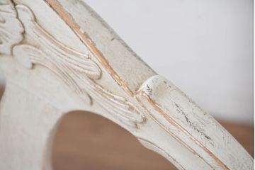 フランスアンティーク　シャビーで上品な雰囲気が魅力的な彫刻入りのアームチェア2脚セット(ダイニングチェア、サロンチェア、椅子、イス、バラ売り可能)(R-081911)