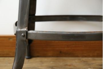 中古　フランス　Nicolle Chair(ニコル・チェア)　インダストリアルデザインがおしゃれなオールスチールのメタルスツール(板座チェア、丸椅子、丸イス)(定価約4万円)(R-081916)