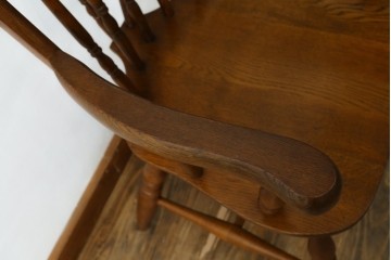 和製ビンテージ　美品　柏木工(KASHIWA)　楢(ナラ)材　挽き物加工が施された背もたれと脚が魅力的なアームチェア　(R-081918)