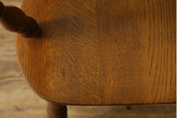 和製ビンテージ　美品　柏木工(KASHIWA)　楢(ナラ)材　挽き物加工が施された背もたれと脚が魅力的なアームチェア　(R-081918)