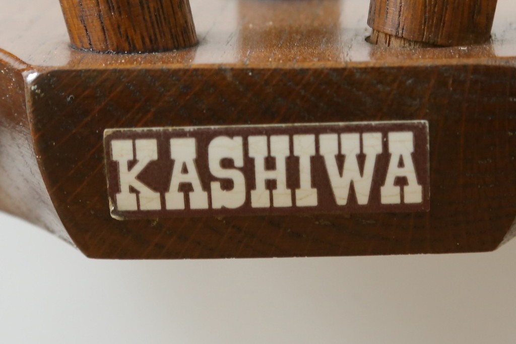 和製ビンテージ　美品　柏木工(KASHIWA)　楢(ナラ)材　挽き物加工が施された背もたれと脚が魅力的なアームチェア　(R-081918)