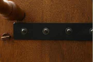 和製ビンテージ　美品　柏木工(KASHIWA)　楢(ナラ)材　挽き物加工が施された背もたれと脚が魅力的なアームチェア　(R-081918)
