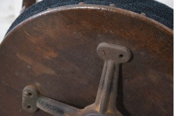 和製アンティーク　上手物!!　小振りサイズ　古いナラ材の風合いが魅力的な透かし彫り入り回転チェア(椅子、イス、回転椅子、ドクターチェア、オフィスチェア、デスクチェア)(R-081923)