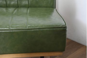 中古　美品　UP TOWN FURNITURE(アップタウン・ファニチャー)　PULLEY(プーリー)　合皮　レトロな色使いがおしゃれな2人掛けカウチソファ(二人掛け、2Pソファ、コーナーソファ)(R-081930)