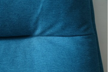 中古　美品　デンマーク　IDC大塚家具取り扱い　THECA(テカ)　MORO(モロ)　鮮やかな色合いが空間のアクセントになるイージーチェア　定価約15万円　(R-081934)
